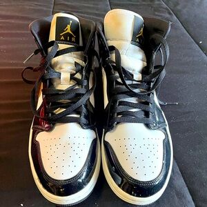 Black and Gold Jordan 1’s good condition